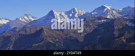 Schneebedeckte Berge Finsteraarhorn, Eiger, Mönch und Jungfrau. Berühmte Berge in der Schweiz. Blick vom Berg Niesen Stockfoto