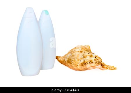 Ein Behälter, der in der Regel aus Glas oder Kunststoff besteht und einen schmalen Hals hat, der zur Aufbewahrung von Getränken oder anderen Flüssigkeiten verwendet wird. Stockfoto