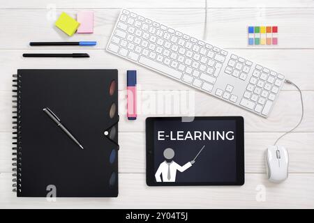 Internet für Lernzwecke. Online lehren und lernen. Flacher, nordischer Schreibtisch. Draufsicht Stockfoto