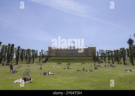 Frederiksberg, Dänemark, 5. Juni 2016: Menschen genießen die Sonne vor dem Schloss im Frederiksberg Park an einem Sonntagnachmittag in Europa Stockfoto