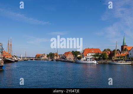 Neustadt in Holstein Panoramaaufnahme des Hafens von Neustadt in Holstein an einem sonnigen Tag. Zu sehen sind Segelboote, die am Pier festgemacht sind, sowie die Altstadt mit ihren typischen Backsteinhäusern und der markanten Kirchturmspitze. Neustadt in Holstein Schleswig-Holstein Deutschland *** Neustadt in Holstein Panoramablick auf den Hafen von Neustadt in Holstein an einem sonnigen Tag können Sie Segelboote am Pier und die Altstadt mit ihren typischen Backsteinhäusern und dem markanten Kirchturm Neustadt in Holstein Schleswig Holstein Deutschland 20240828-6V2A7376 sehen Stockfoto