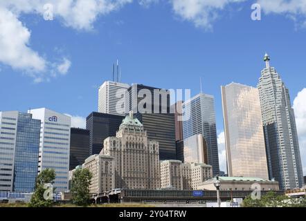 Toronto, Kanada, 1. August 2008: Moderne Wolkenkratzer vor einem blauen Sommerhimmel und das altmodische Fairmont Royal York Hotel in Finanz- und hno-Umgebung Stockfoto