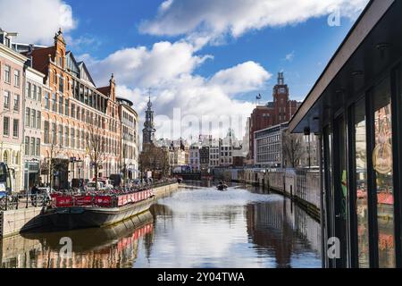 AMSTERDAM, NIEDERLANDE, 4. MÄRZ 2016 : Blick auf das Stadtzentrum von Amsterdam mit Münzturm und Blumenmarkt in den Niederlanden Stockfoto