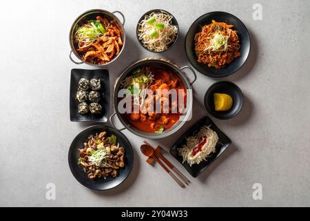 Geschmorte, scharfe Hähnchensuppe, koreanisches Essen, Suppe, Hähnchenfüße, Hähncheneintopf, Pfannenbraten, Schweinefleisch, Knorpel Stockfoto