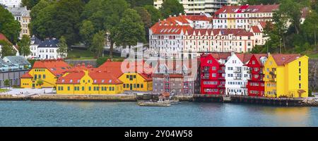 Bergen, Norwegen Stadtbild banner Panorama mit bunten traditionellen Häusern und Fjord Stockfoto