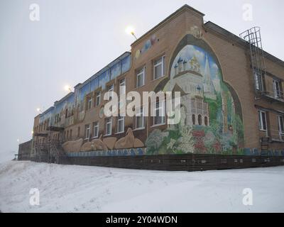 Gemälde auf das Schulgebäude, Barentsburg, Spitzbergen Stockfoto