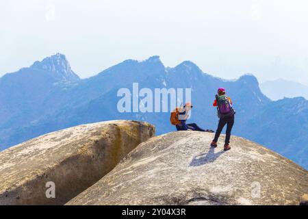 Seoul, Südkorea, 23. April 2015: Zwei koreanische Frauen in farbenfroher Wanderkleidung posieren für Fotos am Baegundae, dem Gipfel des Bukhansan Mountain o Stockfoto