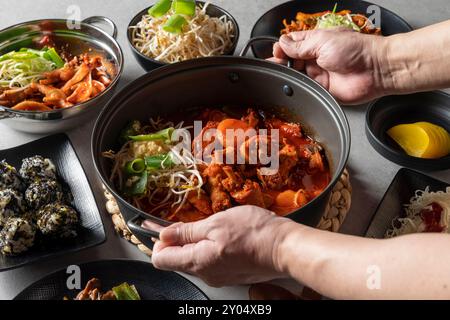 Geschmorte, scharfe Hähnchensuppe, koreanisches Essen, Suppe, Hähnchenfüße, Hähncheneintopf, Pfannenbraten, Schweinefleisch, Knorpel Stockfoto