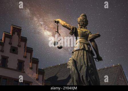 Justitia Monument Frankfurt, niederer Rückblick bei Nacht mit Galaxie Stockfoto