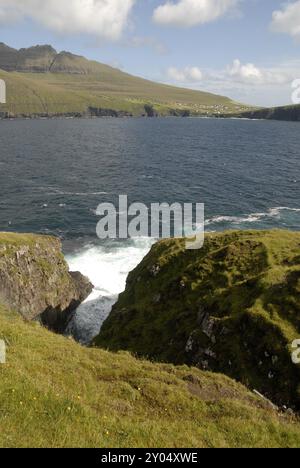 Küste in der Nähe von Muli, Bordoy Insel mit Blick auf Vidoy Island, Faroer Inseln Stockfoto