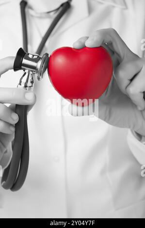 Rotes Herzform und Stethoskop in ärztlicher hand Stockfoto