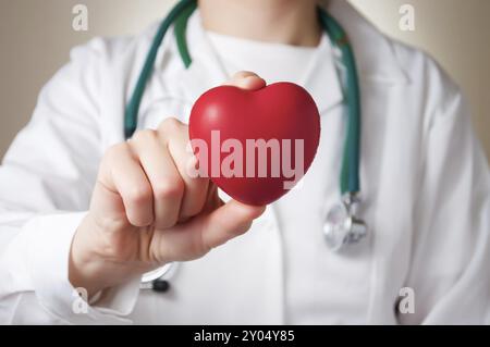 Rotes Herz in der Hand eines Arztes Stockfoto
