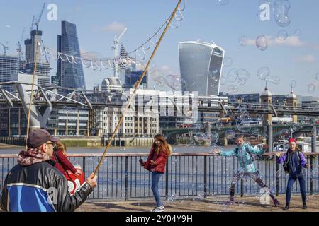 LONDON/UK, 21. MÄRZ: Blasen entlang der South Bank in London am 21. März 2018. Nicht Identifizierte Personen Stockfoto