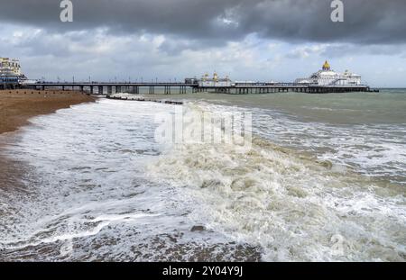 EASTBOURNE, EAST SUSSEX/UK, 21. OKTOBER: Tail End of Storm Brian Racing am Eastbourne Pier in East Sussex am 21. Oktober 2017 Stockfoto