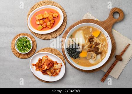 Koreanisches Essen, Meeresfrüchte, Agu, Jjim, ganze Rippchen, Suppe, Kimchi, Spam, Knödel, Fleisch, Venusmuscheln, Kalguksu, Seeigel-Eier, Beilagen, Traditionen Stockfoto