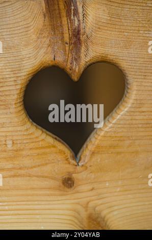 Holzverschluss mit Herzausschnitt. Hochwertige Fotos Stockfoto