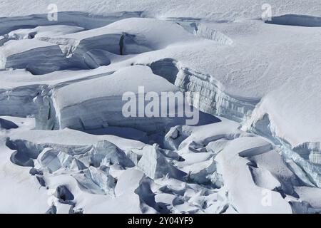 Spalten mit sichtbaren Eisschichten. Detail des Aletschgletschers Stockfoto