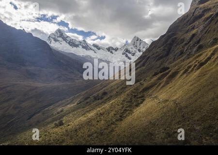 Foto der Sonnenstrahlen auf den Bergen auf dem Santa Cruz Trek in Peru Stockfoto