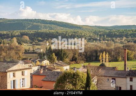 Blick auf das Land um die kleinen Dorflager la Source im Departement Var in der Provence, Südfrankreich Stockfoto