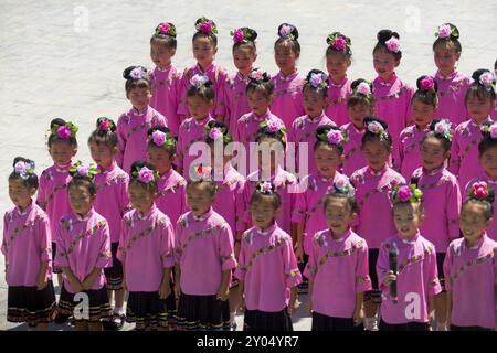 Xijiang, China, 15. September 2007: Niedliche Jugendliche Mädchen aus der ethnischen Minderheit von Miao singen in rosa Festivalkostüm in der ethnischen Minderheit von Xijiang Miao Villag Stockfoto