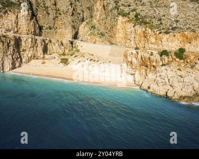 Hochwinkel-Drohnenblick vom Meer zum weißen Sandstrand und türkisfarbenem Meer in Kaputas, Türkei, Asien Stockfoto