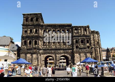 Trier, 4. August 2009: Die Porta Nigra ist ein römisches Stadttor aus dem 2. Jahrhundert in Trier. Sie erhielt ihren Namen (was Europa bedeutet) Stockfoto