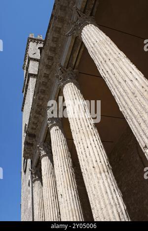 Detail des Rathausturms (Palazzo del Capitano del Popolo) und des Minerva-Tempels, der in die Kirche Santa Maria sopra Minerva umgewandelt wurde Stockfoto