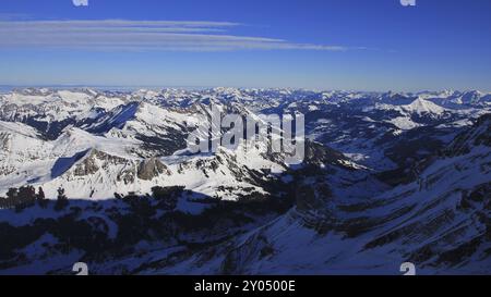 Wintermorgen im Berner Oberland. Blick von der Gipfelstation Glacier des Diablerets. Schneebedeckte Gebirgszüge der Schweizer Alpen Stockfoto