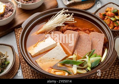 Koreanisches Essen, Meeresfrüchte, Agu, Jjim, ganze Rippchen, Suppe, Kimchi, Spam, Knödel, Fleisch, Venusmuscheln, Kalguksu, Seeigel-Eier, Beilagen, Traditionen Stockfoto