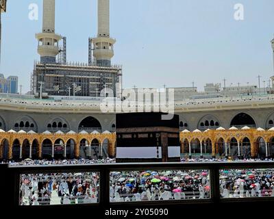 Mekka, Saudi-Arabien, 4. Juni 2024: Minarette und Kaaba in Hajj, Wallfahrt, Umrah, Umgehung, Umkreisen, gehen Sie siebenmal um die heilige Ka'abah herum Stockfoto