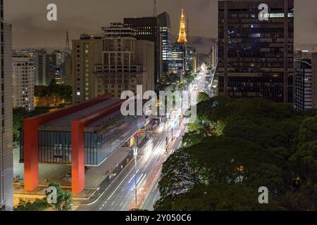 Nächtlicher Blick auf die berühmte Paulista Avenue, das Finanzzentrum der Stadt und einer der wichtigsten Orte von Sao Paulo, Brasilien, Südamerika Stockfoto