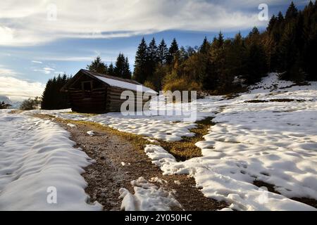 Hölzerne Almhütte im Sonnenuntergang, Bayern, Deutschland, Europa Stockfoto