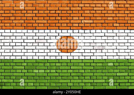 Die Flagge von Niger ist auf einer Ziegelwand gemalt Stockfoto