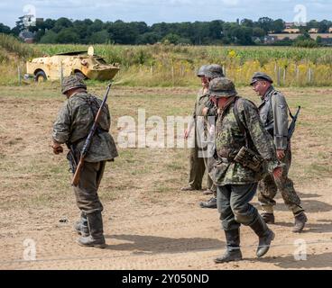 Eine Gruppe von Männern, die als Soldaten verkleidet sind, bereit, an einer Nachstellung des Zweiten Weltkriegs teilzunehmen Stockfoto