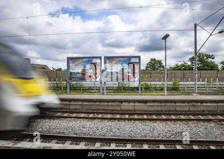 Wir beginnen mit der Generalsanierung. Die Bahn will massiv in Gleise und Infrastruktur investieren. Bahnwerbeplakate in Zuffenha Stockfoto