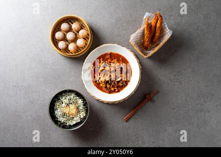 Klöße, Kraken, Königsgarnelen, frittiertes Essen, fliegende Fischrogen, Reisbällchen, Gemüse, Beilagen Stockfoto