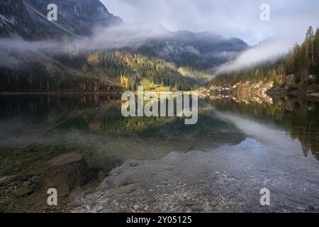 Der vordere Gosausee im Herbst mit Blick auf den Gasthof Gosausee. Sonne und Wolken. Bewölkt. Reflexion. Vorderer Gosausee, Gosau, Gosau-Tal, Salz Stockfoto