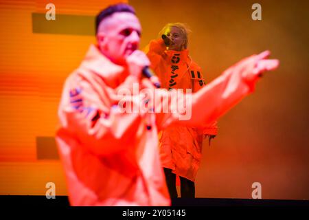 Die Antwoord-Sänger Ninja und Yolandi Visser aus der Gruppe die Antwoord treten am 23. August 2024 auf der Bühne des Musikfestivals Vilar de Mouros in Portugal auf. Stockfoto
