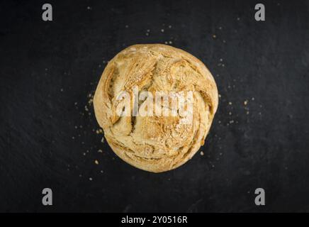 Einige frische deutsche Brötchen auf einem Vintage schiefer Tafel, selektiver Fokus, Nahaufnahme Stockfoto