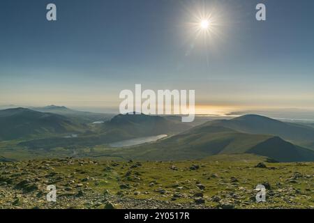 Blick vom Gipfel des Mount Snowdon, Snowdonia, Gwynedd, Wales, Großbritannien, Blick nach Westen in Richtung Llyn Cwellyn und der Küste Stockfoto