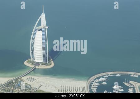 Dubai, Vereinigte Arabische Emirate, 17. Oktober 2014: Foto des berühmten Hotels Burj Al Arab in Dubai aus einem Wasserflugzeug in Asien Stockfoto