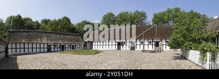 Lyngby, Dänemark, 23. Juni 2016: Panoramablick auf den Innenhof eines alten dänischen Bauernhauses, Europa Stockfoto