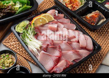 Japanisch, Meeraal, Wolfsbarsch, Sashimi, Brassen, Gelbschwanz, rote Pfefferpaste, Plattfisch, Steinfisch, Abalone, Salat, Perillablatt, Knoblauch, Sojabohnenpas Stockfoto