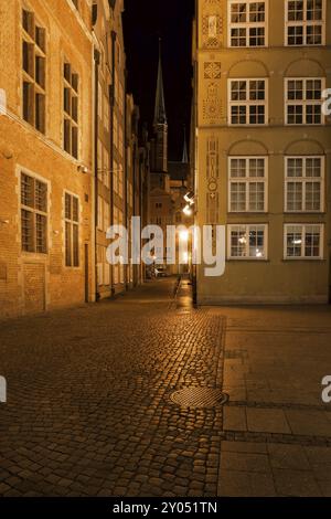 Altstadt von Danzig bei Nacht in Polen, Kopfsteinpflasterstraße, historische Häuser Stockfoto