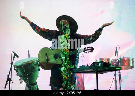 Sebastian Pringle von der englisch-spanischen Folk- und Folktronica-Band Crystal Fighter tritt live beim Musikfestival Vilar de Mouros 2024 auf. Stockfoto