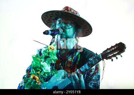 Sebastian Pringle von der englisch-spanischen Folk- und Folktronica-Band Crystal Fighter tritt live beim Musikfestival Vilar de Mouros 2024 auf. Stockfoto