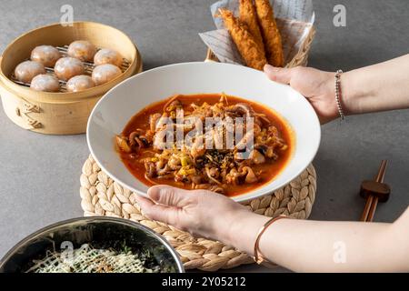 Klöße, Kraken, Königsgarnelen, frittiertes Essen, fliegende Fischrogen, Reisbällchen, Gemüse, Beilagen Stockfoto