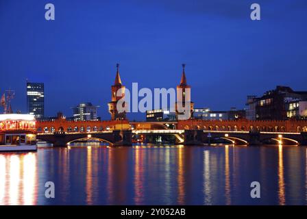 Berliner Oberbaumbruecke bei Nacht mit leuchtenden Farben und Langzeitbelichtung Stockfoto