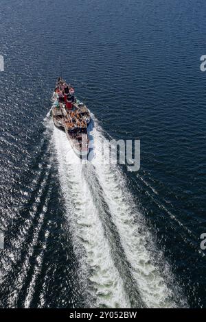 Firth of Clyde, Großbritannien 14. August 2024, das Waverley-Paddeldampfer voll mit Touristen, die von Glasgow nach Rothesay reisen Stockfoto