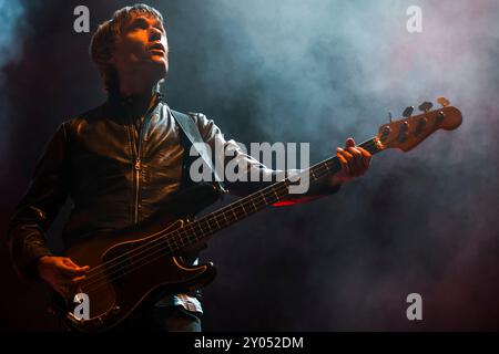 John Hassall von der englischen Rockband The Libertines tritt am 4. Tag des Musikfestivals Vilar de Mouros auf, das vom 21. Bis 24. August 2024 im Norden Portugals stattfindet. Stockfoto